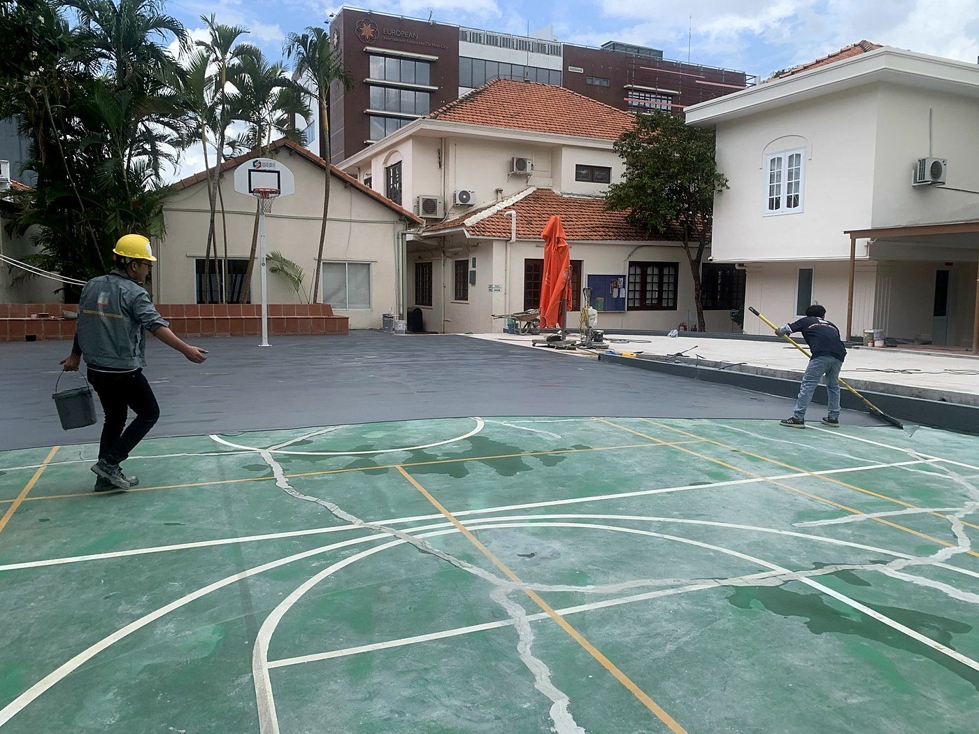 Thi công lớp phủ sân thể thao